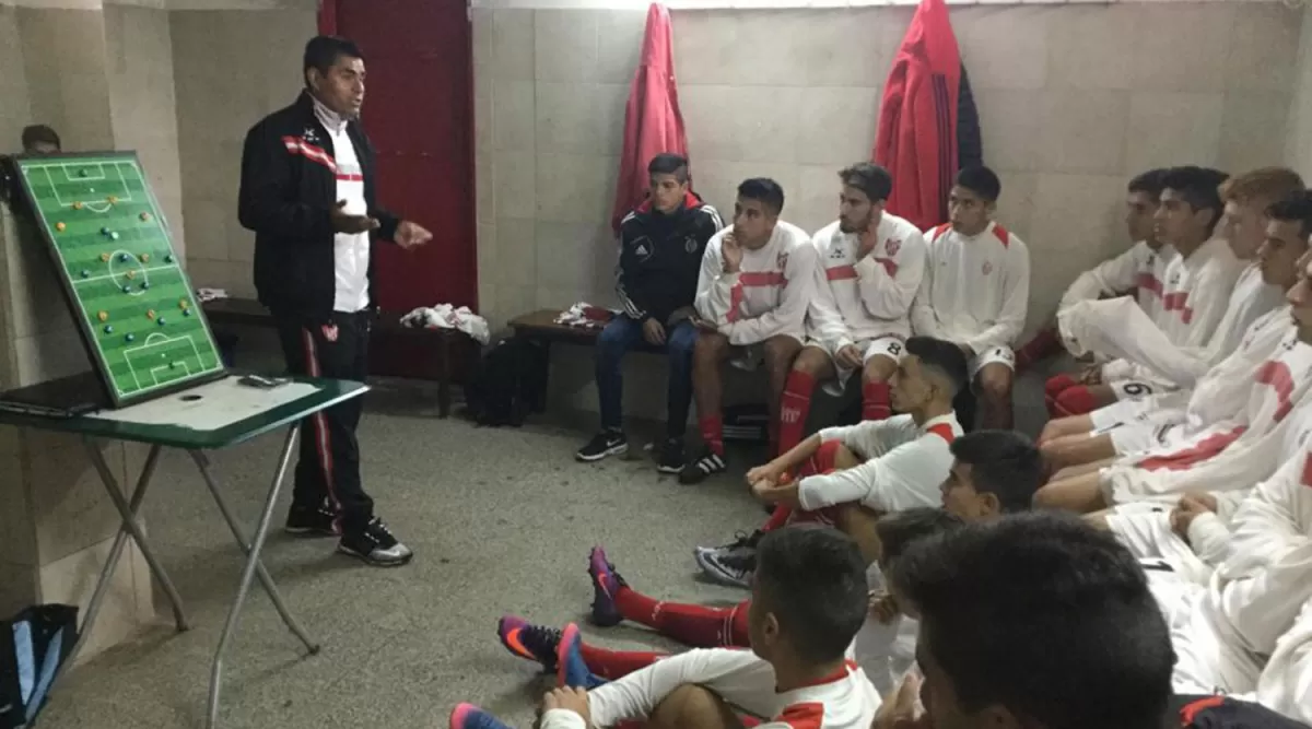 TODOS ATENTOS EN EL VESTUARIO. Sarría, a los 44 años, es entrenador de las divisiones juveniles de Instituto. 