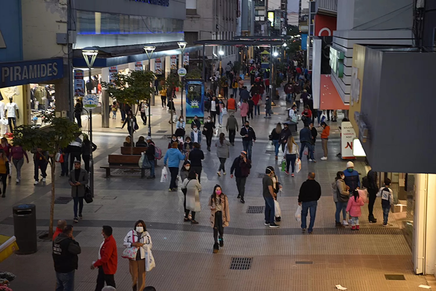 HORARIO EXTENDIDO. Los comercios trabajaron horas extras por el Día del Padre.
