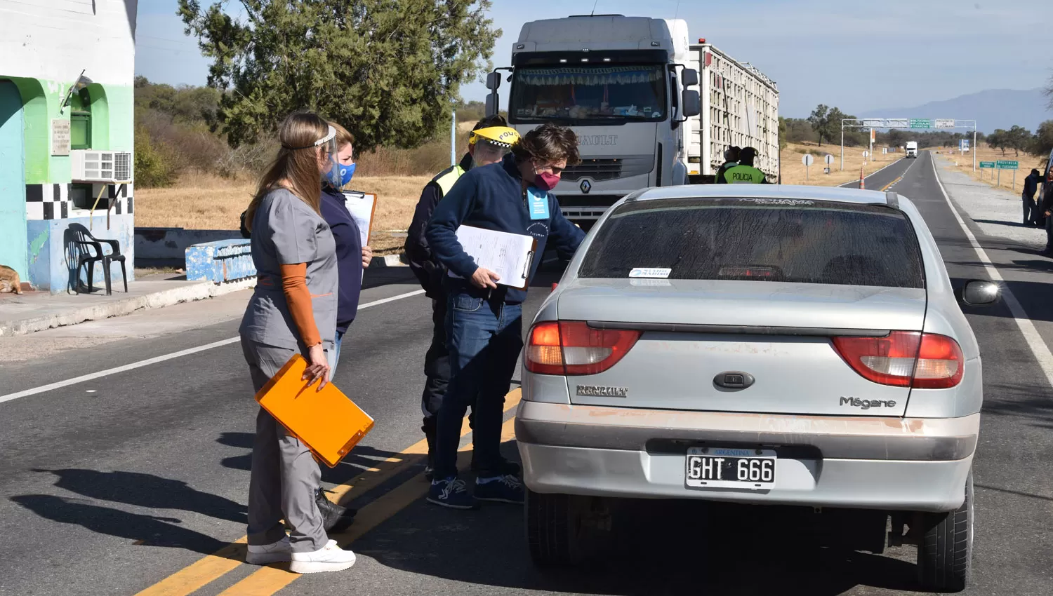 EN LOS PUNTOS FRONTERIZOS. Los trabajadores del Siprosa están apostados en los accesos a la provincia. 