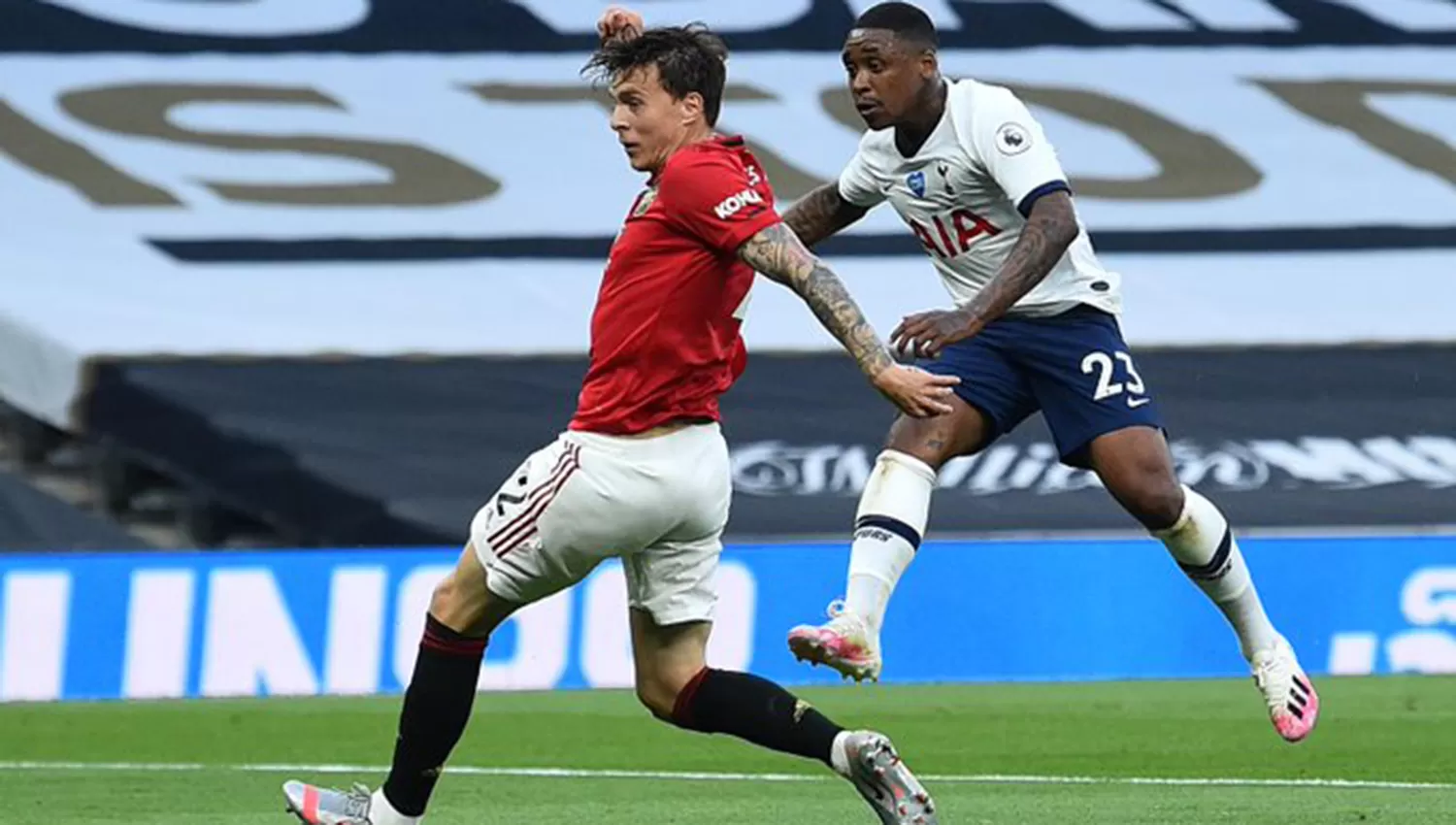 Steven Bergwijn partió pasando la mitad de la cancha y anotó el primero. (FOTO TOMADA DE TWITTER @premierleague)