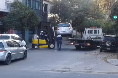 Despejando la calle de autos mal estacionados