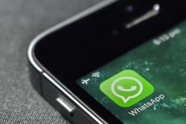 Dejaron de aparecer en línea y escribiendo y WhatsApp fue tendencia en las redes