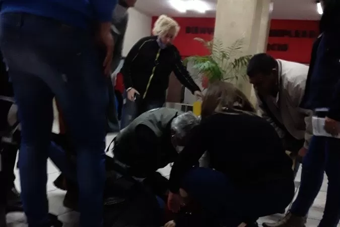 DESCOMPENSADA. Gabriela Coronel sufrió un desmayo en medio de las protestas.
