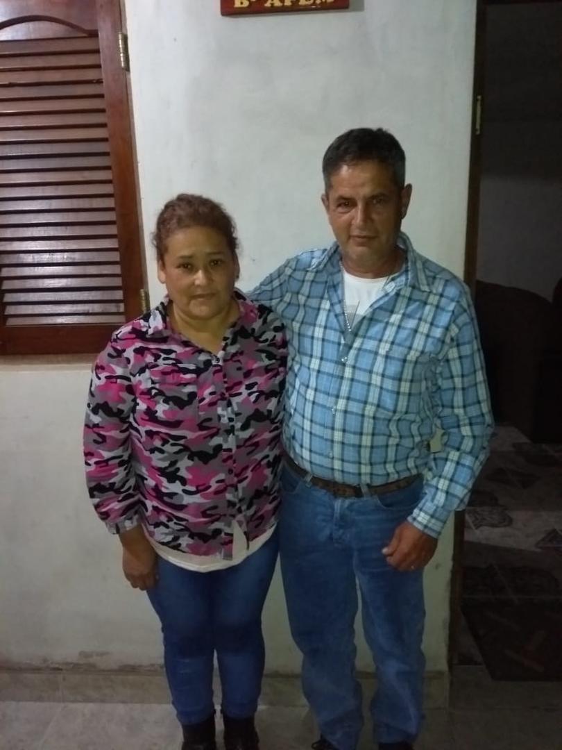 EN ALBERDI. Olga Cabrera y su esposo, José Arregue.  