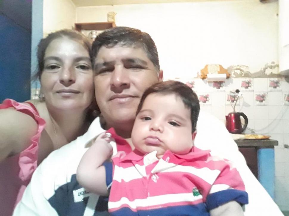 DESDE EL SUR. Miguel Valverdi, su esposa y su hija.  