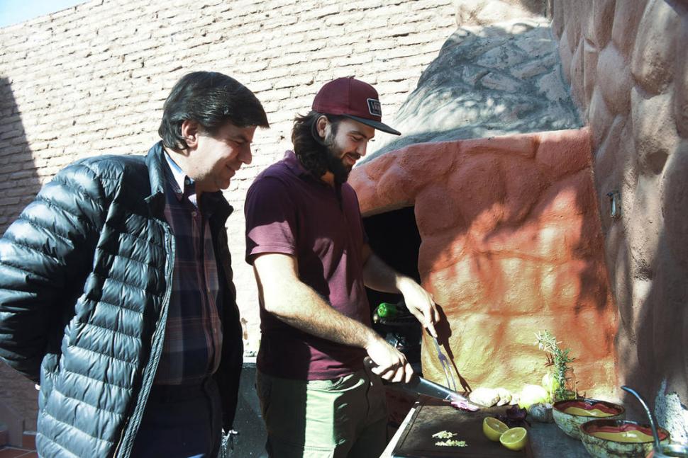 PARRILLA. Martín Zalduendo observa la pericia de su hijo Gastón.