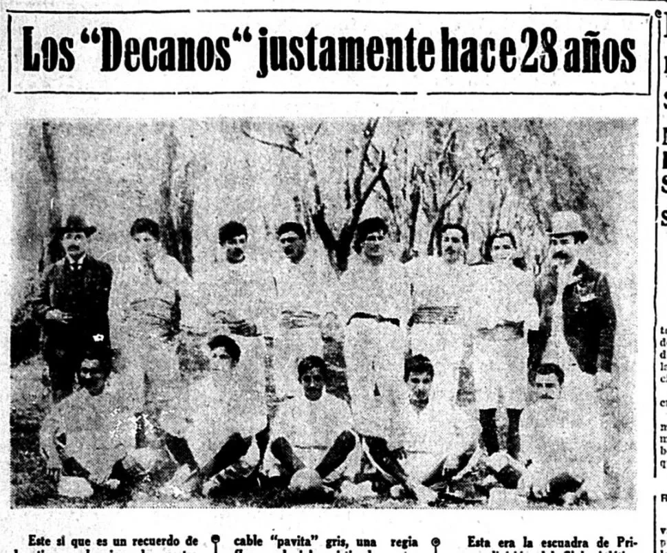 EN 1903. Los jugadores visten con casacas y hay algunos con pantalones largos y otros con bermudas.  