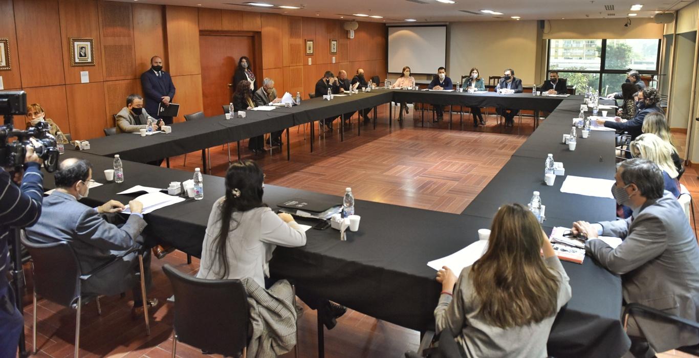 AMPLIA MESA. Legisladores y funcionarios judiciales y del PE debaten el proyecto. Foto: Prensa Legislatura