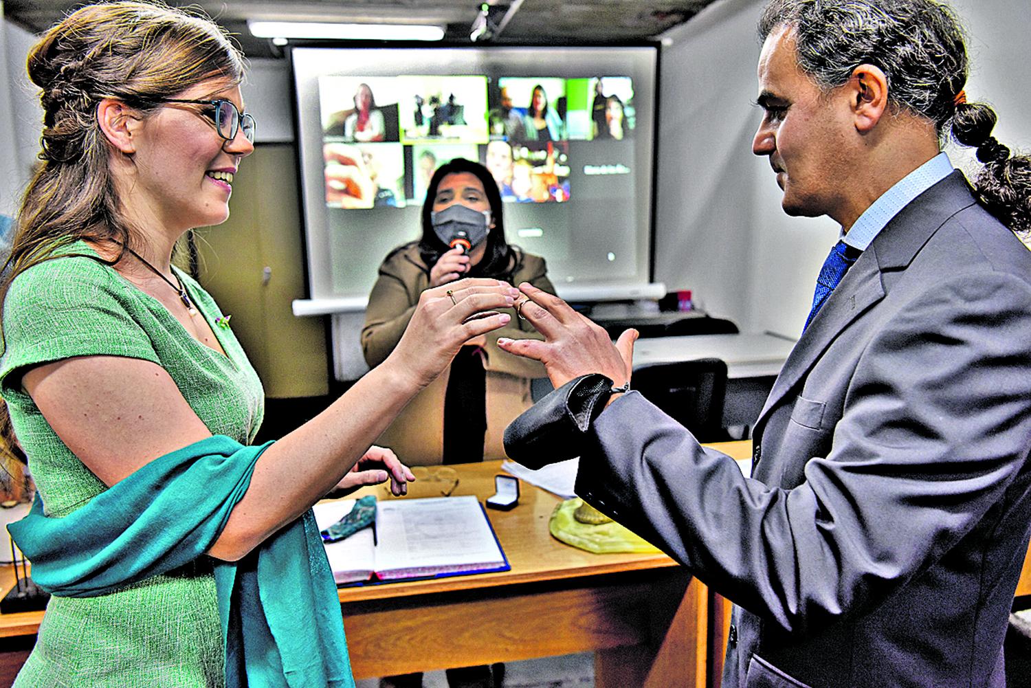 INTERCAMBIO DE ALIANZAS. Los cónyuges se sacaron los barbijos, se acercaron por primera vez en el casamiento y se dijeron algunas palabras de amor.