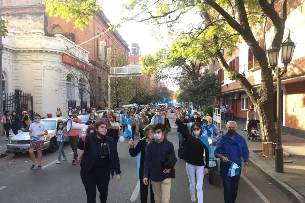 BANDERAS Y UN MEGÁFONO. Tucumanos caminaron por la 25 de Mayo, en defensa de la propiedad privada. Foto: LA GACETA / Diego Aráoz