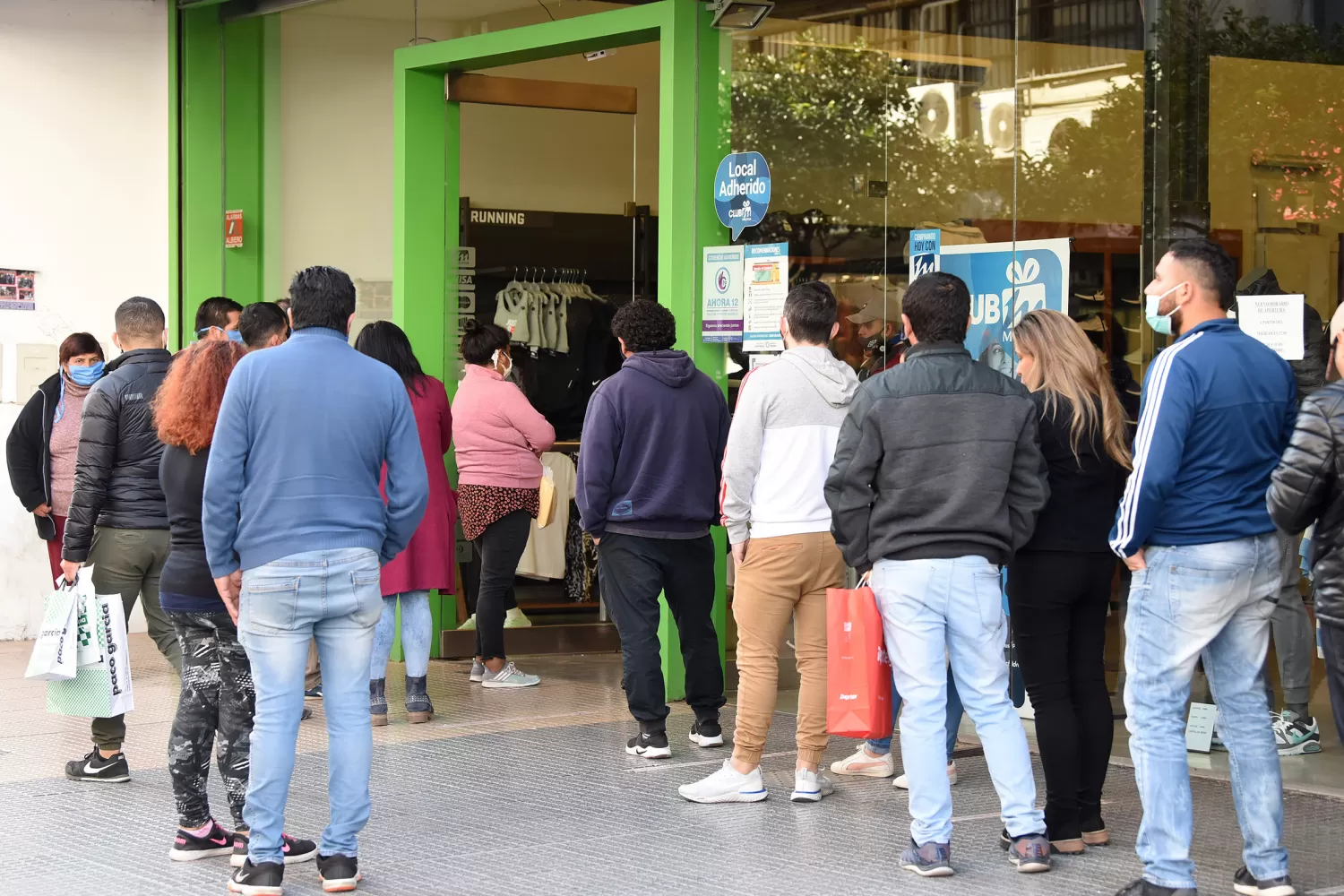 Las peatonales se llenaron de clientes en busca de un regalo.