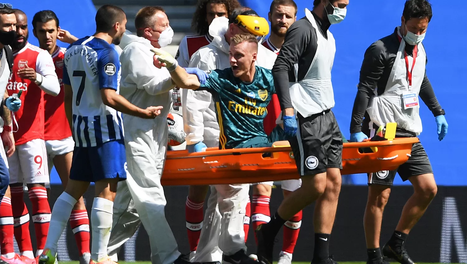 El dedo acusador de Leno apunta a Mupay. Los jugadores gunners se fueron encima del jugador del Brighton cuando terminó el partido. (Reuters)