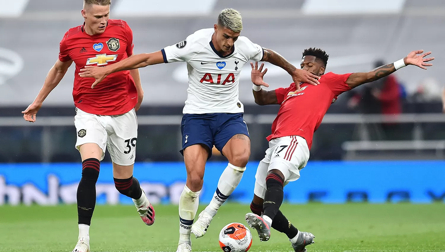 Erik Lamela fue titular en los Spurs ayer contra Manchester United. (Reuters)