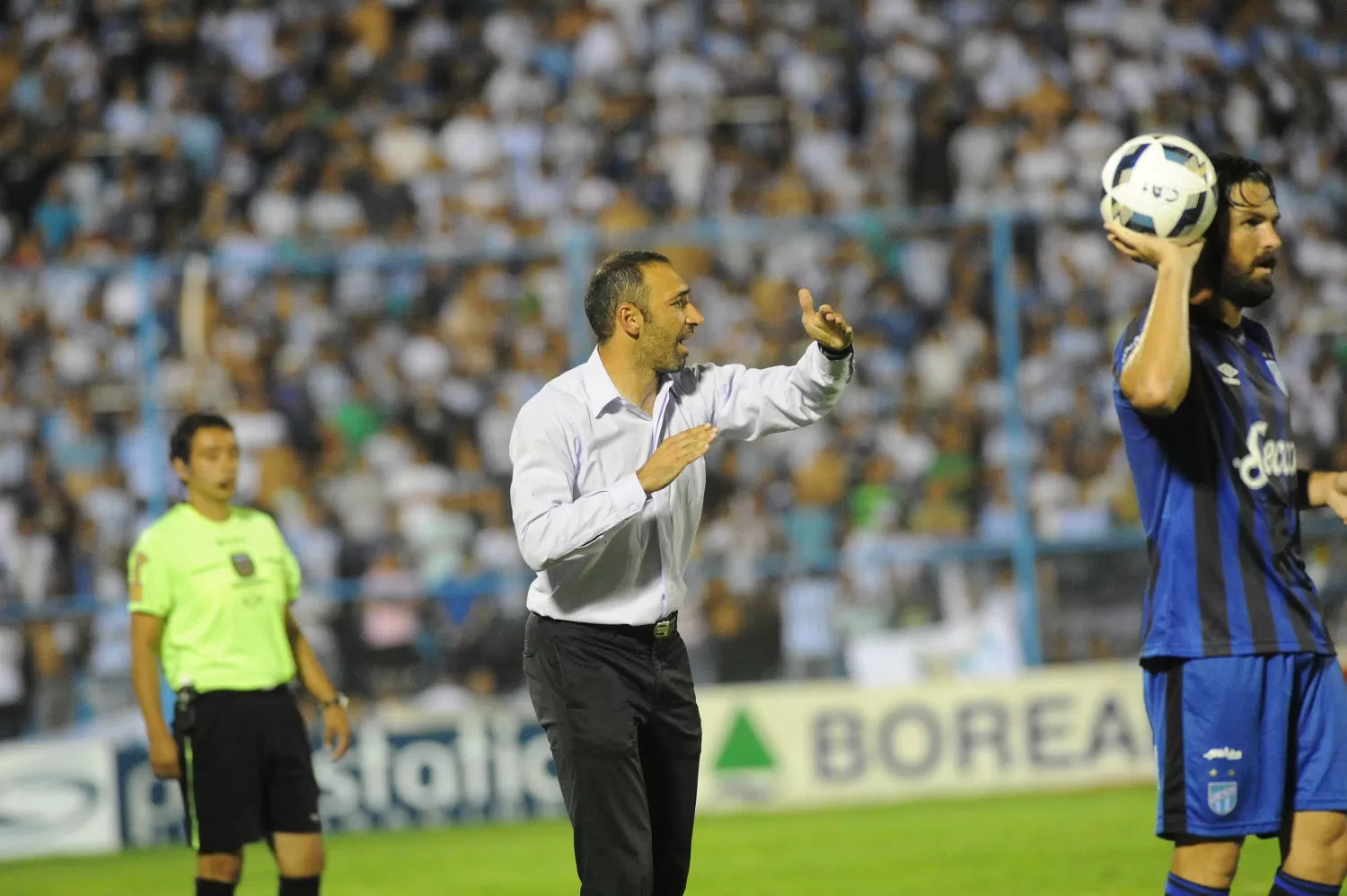 GRAN CAMPAÑA. Azconzábal armó un equipo que sorprendió a los grandes en Primera. 