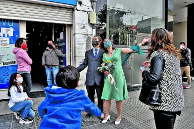 Una boda con barbijo y familiares por zoom