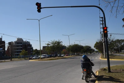Ya funcionan los nuevos semáforos de avenida Perón y Moreno