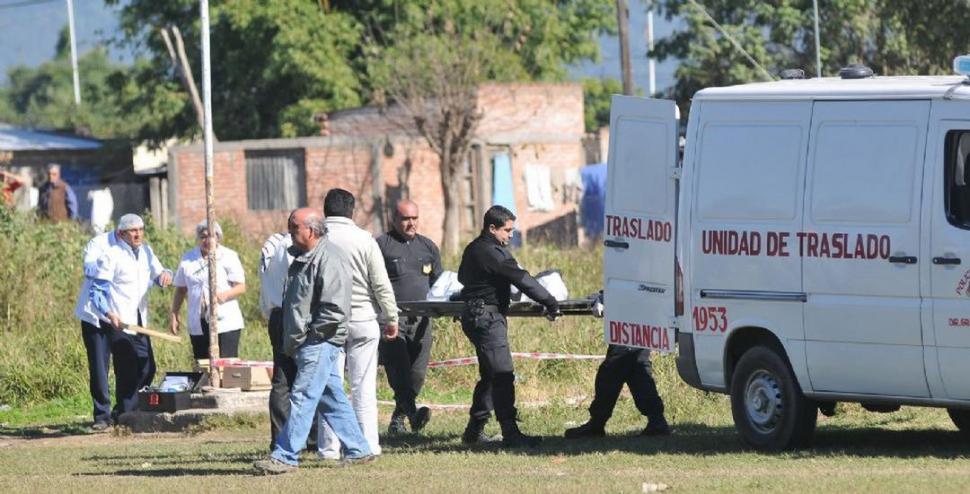 UN DURO TRABAJO. Los bomberos de la Unidad Regional Sur retiran el cuerpo de Cecilia Brito del lugar donde había sido arrojado el 12 de junio de 2011. Los autores fueron detenidos un año después. la gaceta / fotos de jorge osvaldo ripoll