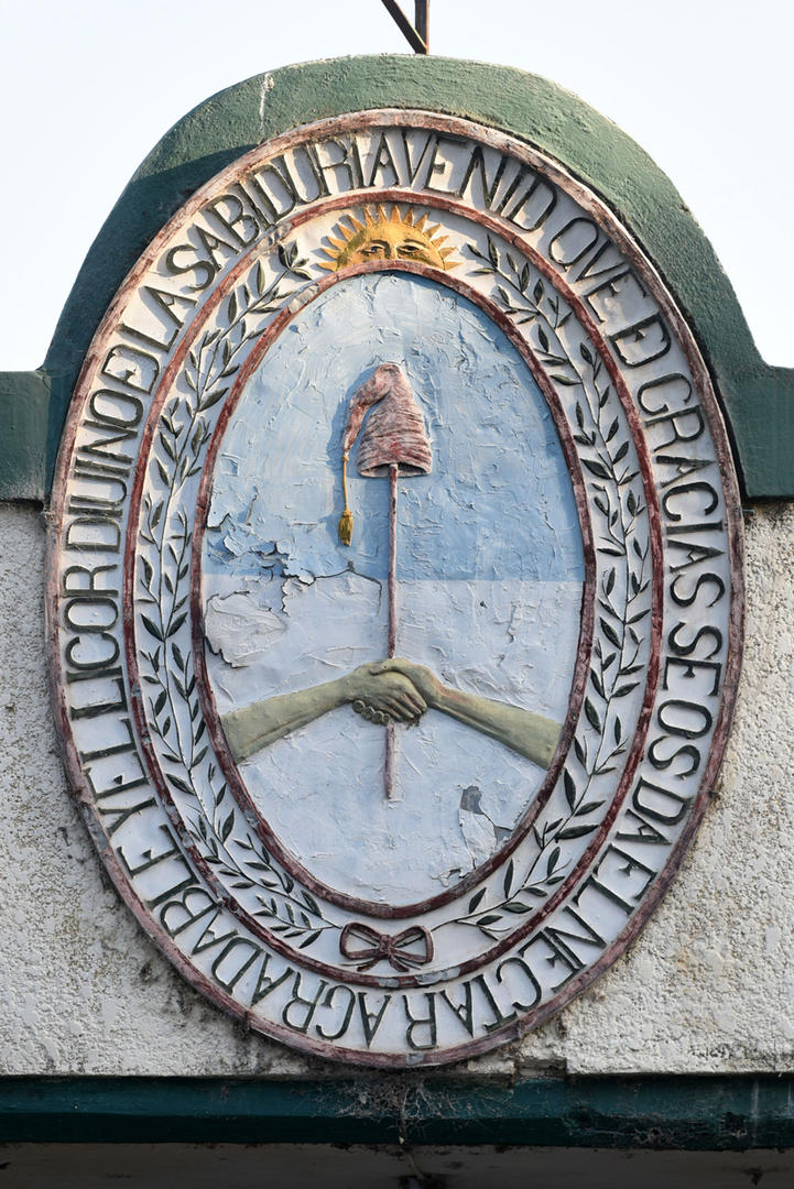 ESCUDO. Detalle en la Escuela de la Patria.