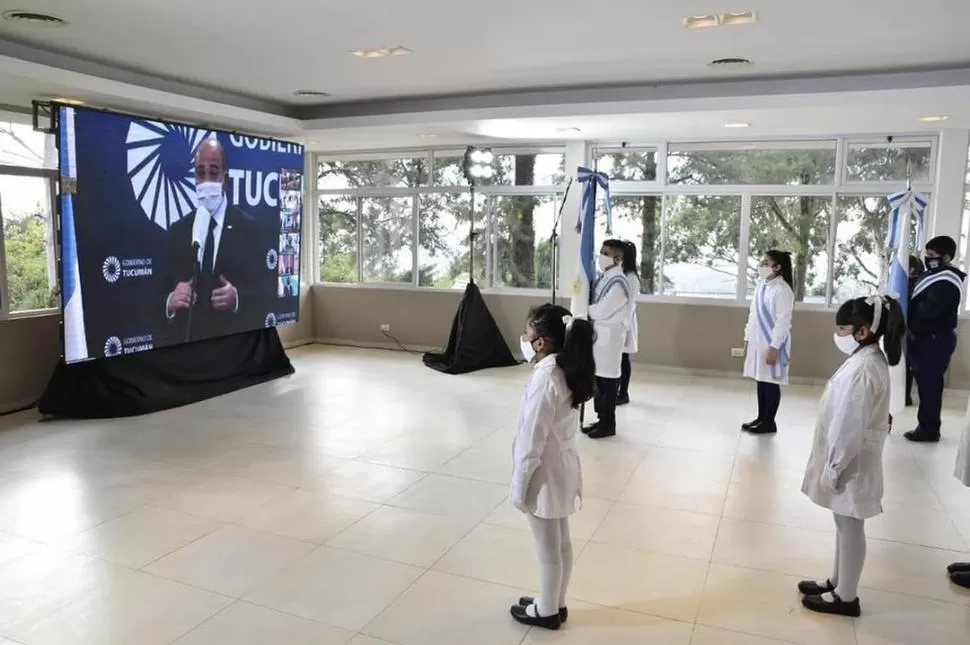 EN TAFÍ VIEJO. A la misma hora y en cada municipio, varios alumnos se juntaron para homenajear a la bandera y representar a sus instituciones. 