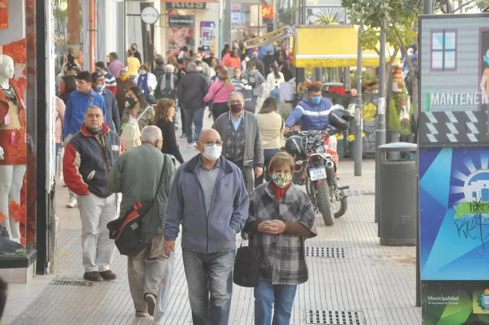 FRÍO EN LA CIUDAD. Las bajas temperaturas incrementan el riesgo para la población de contraer enfermedades respiratorias en esta época del año.  la gaceta / foto de antonio ferroni