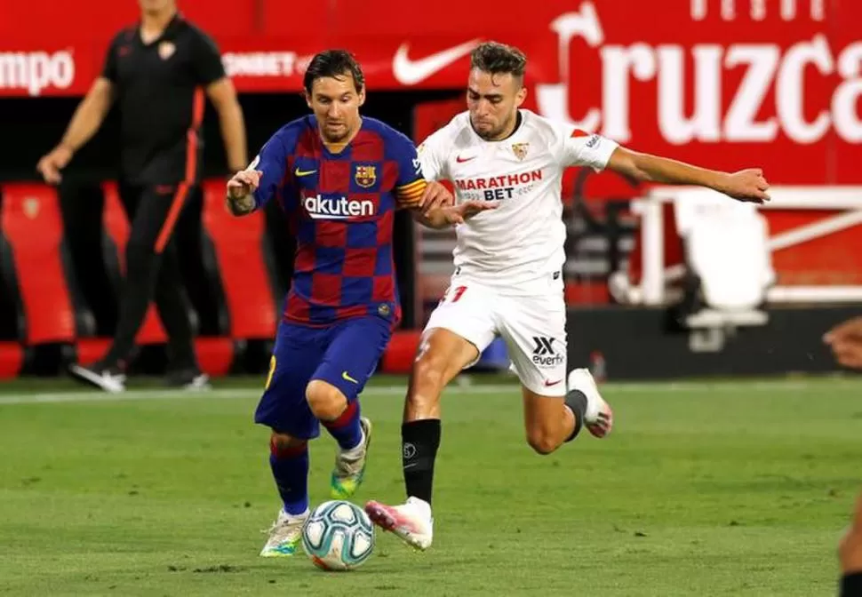 MUCHA LUCHA. Lionel Messi recibió una férrea marca en la mayor parte del partido jugado en Sevilla. reuters 