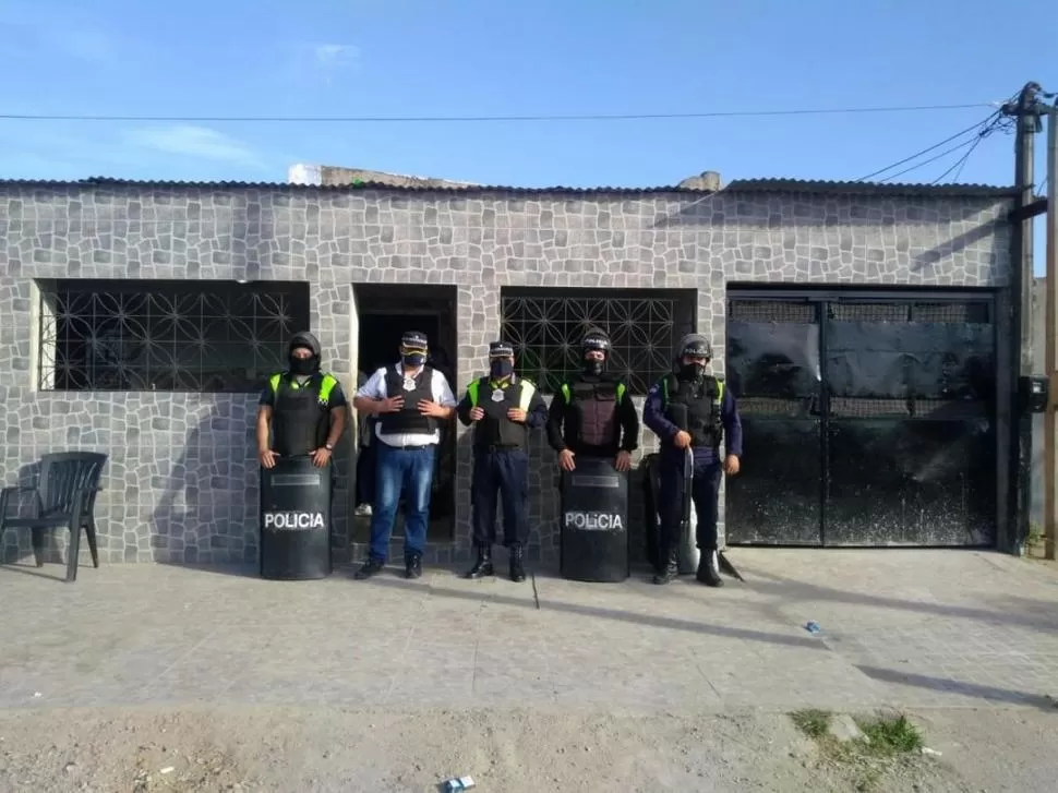 OPERATIVO. Policías en la vivienda de una de las “mecheras” detenidas.  