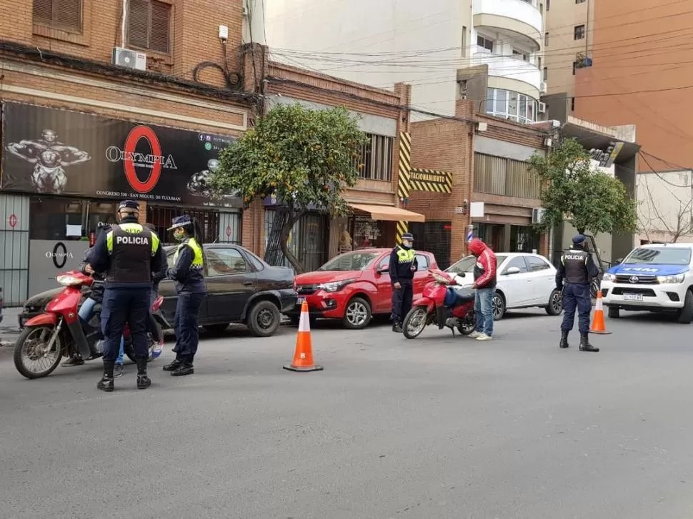 CONTROLES y CONCIENTIZACIÓN. En calle Congreso al 500, en la capital, se montó uno de los primeros operativos de la jornada. la gaceta / foto de maría Teresa Pasquero