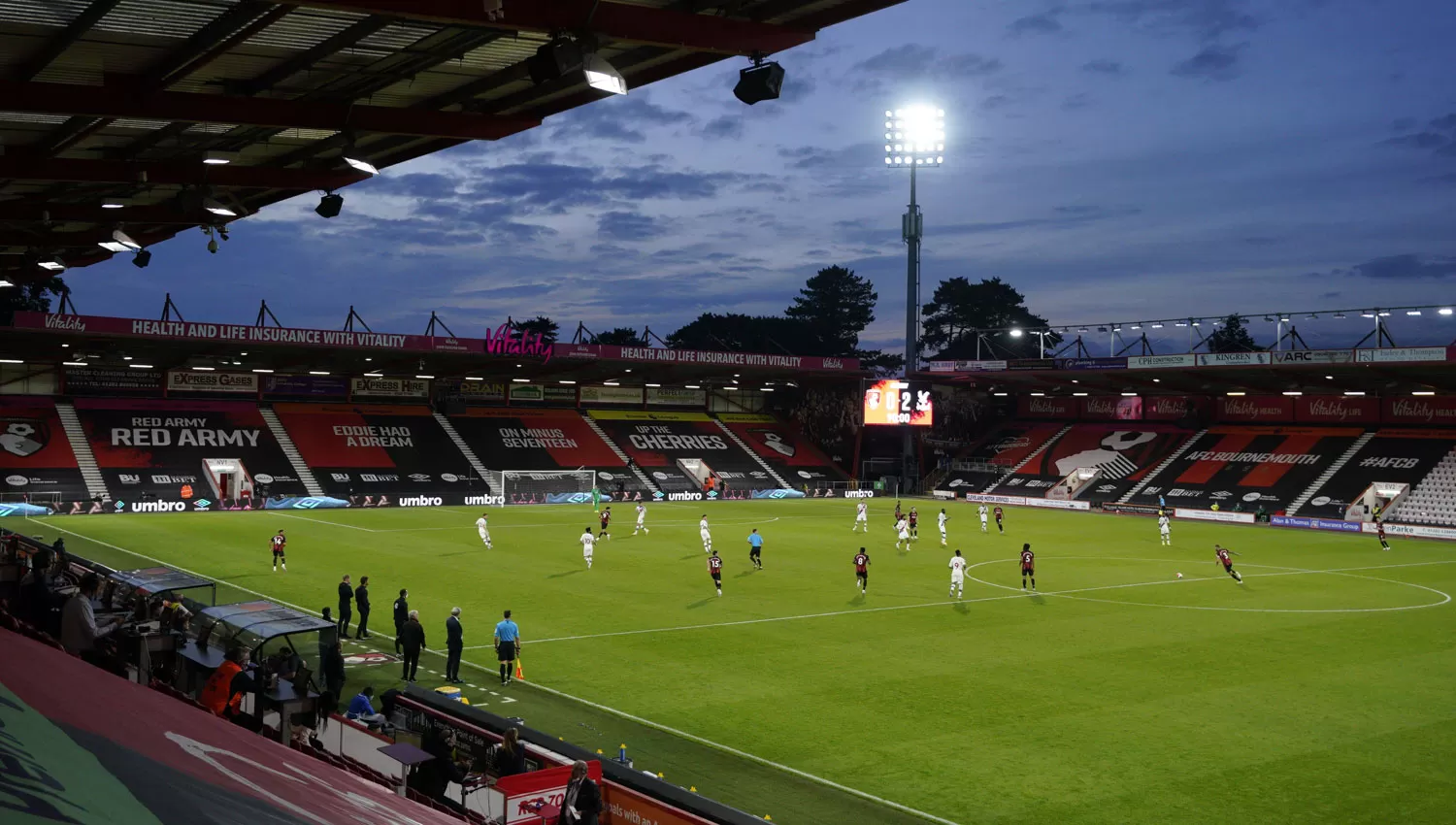 SIN PÚBLICO. Las tribunas vacías se repiten en Europa, como ocurrió ayer en el partido entre Bournemouth y Crystal Palace, por el ascenso inglés. 