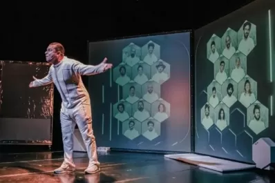 En “Casi humano” conviven humor y crítica