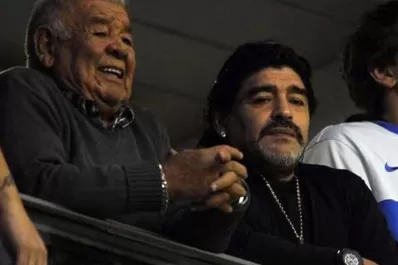 Maradona saludó a los padres en su día y recordó a Don Diego