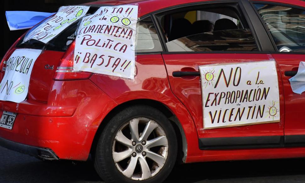 POR VICENTIN. Los manifestantes pidieron que se respete la Constitución. télam