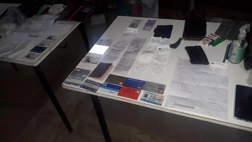 LA PRUEBA. Las tarjetas y los comprobantes de las compras.  