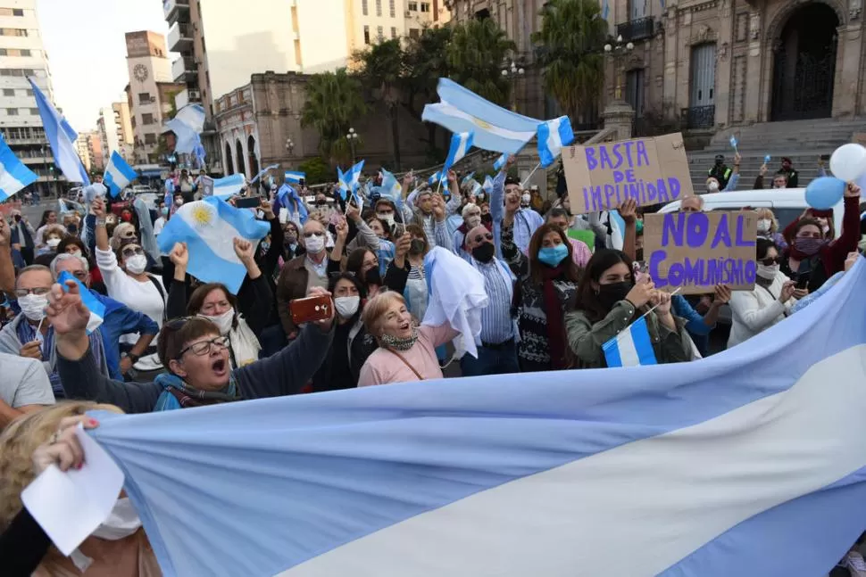 FRENTE A LA CASA DE GOBIERNO. Cientos de tucumanos reclamaron al Gobierno Nacional que respete el derecho a la propiedad privada.  