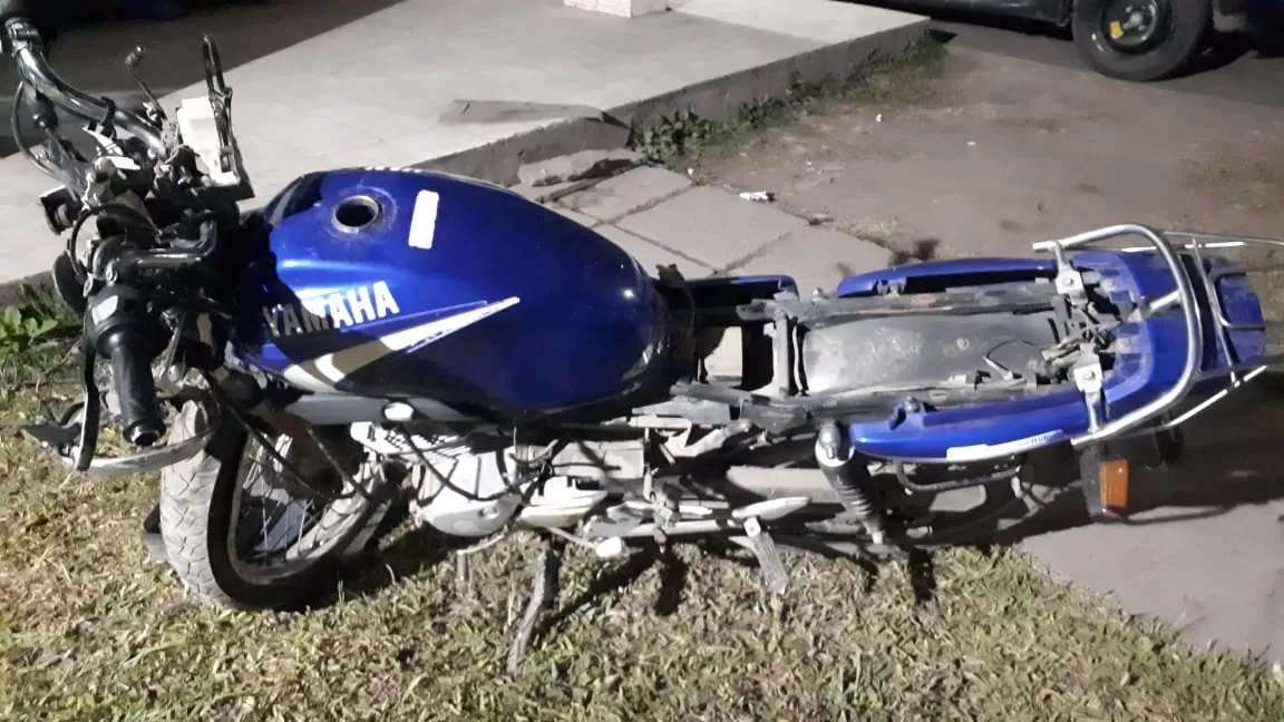 Un joven de 19 años murió al chocar la moto contra una columna del alumbrado público