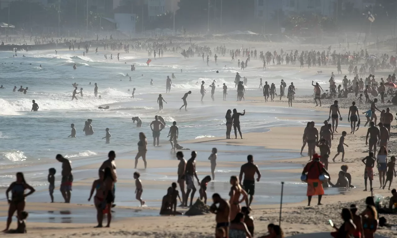 EN RIO. Los amantes de la playa disfrutan de la arena de Ipanema en medio del brote de la enfermedad por coronavirus. REUTERS