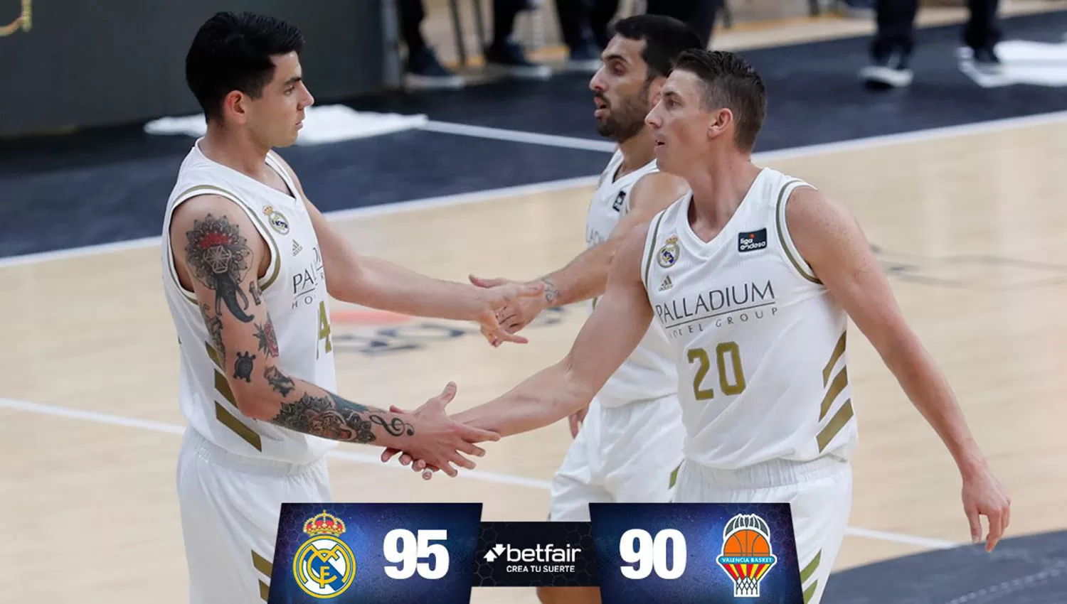 El saludo final de tres hombres clave del Merengue: Campazzo, el santiagueño Deck y el estadounidesne Carroll. (FOTO TOMADA DE TWITTER 