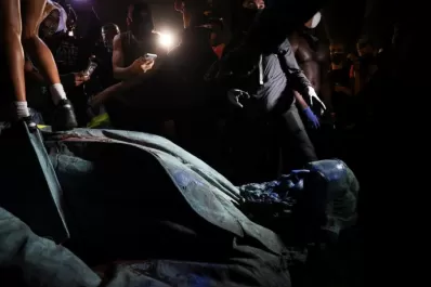 Manifestaciones contra los símbolos: derriban una estatua de Washington y le escriben “genocida”