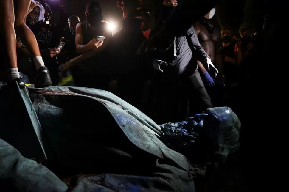 FURIA. La imagen del general confederado Pike fue tirada y quemada. 