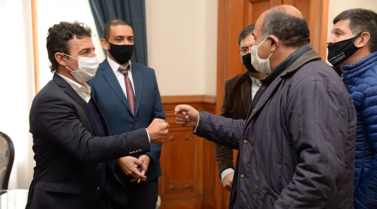 PUÑO CON PUÑO. El radical Sánchez saluda al gobernador y líder del PJ tucumano, Juan Manzur. Foto: Comunicación Pública.