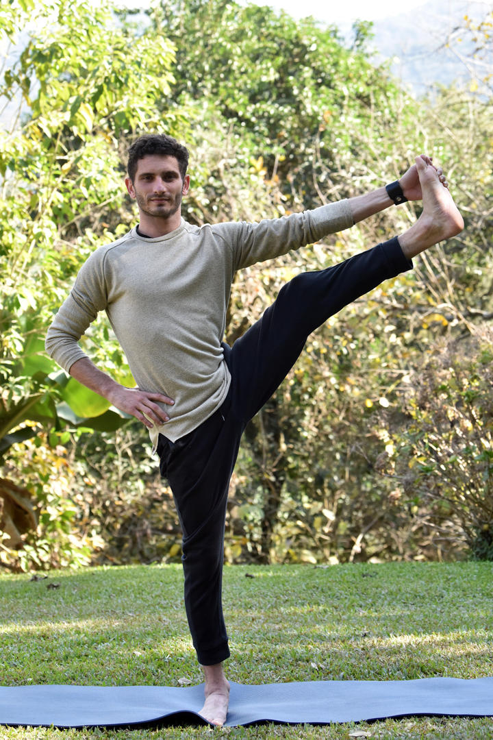 UTTHITA HASTA PADANGUSTHASANA. Postura de equilibrio que permite sentir la gravedad y los movimientos originados en el centro del cuerpo.