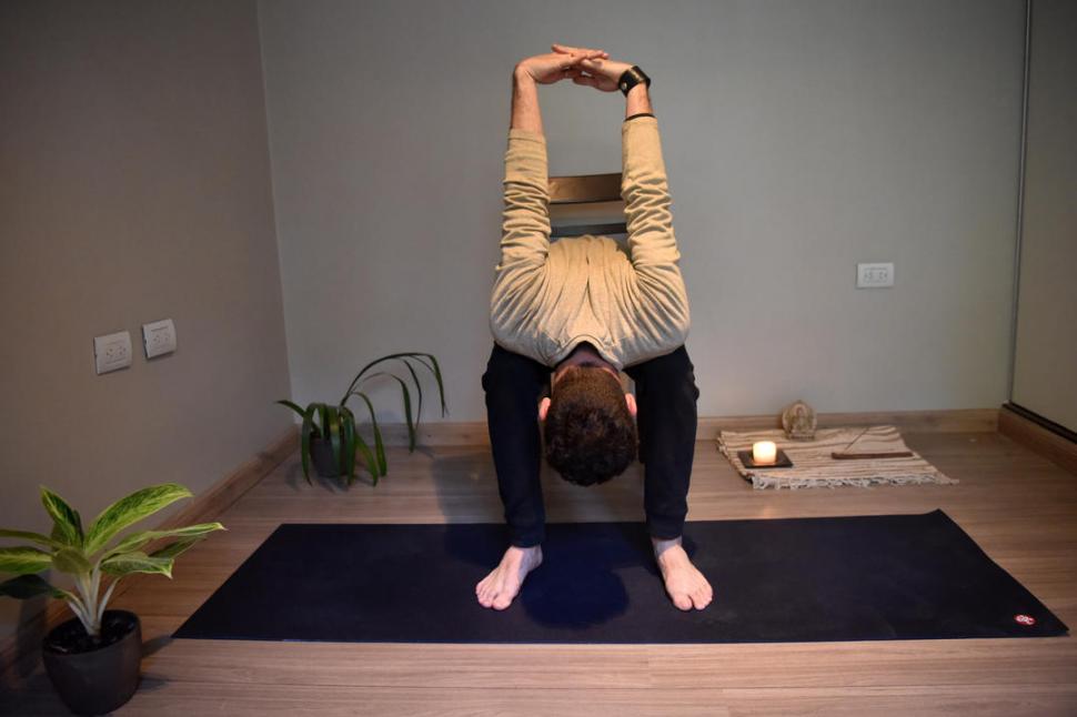 UTTANASANA. Versión con expansión de pecho adaptada a silla. Estiramiento intenso de las piernas, los brazos y los músculos de la espalda.