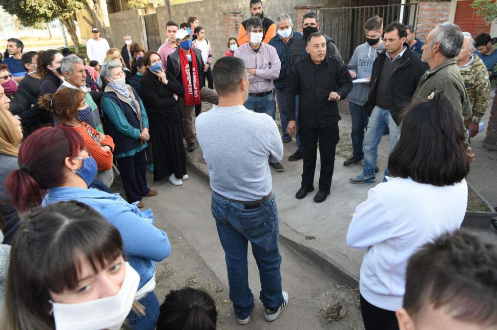 PREOCUPACIÓN. Los vecinos escucharon una nueva propuesta de una agencia de seguridad para intentar revertir los ataques contra el barrio. LA GACETA / FOTOS DE DIEGO ARÁOZ