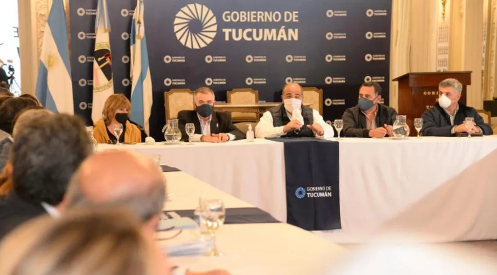 REUNIÓN DE GABINETE AMPLIADO. Manzur presentó en el Salón Blanco ante funcionarios y legisladores un plan de trabajo en materia de obras. 