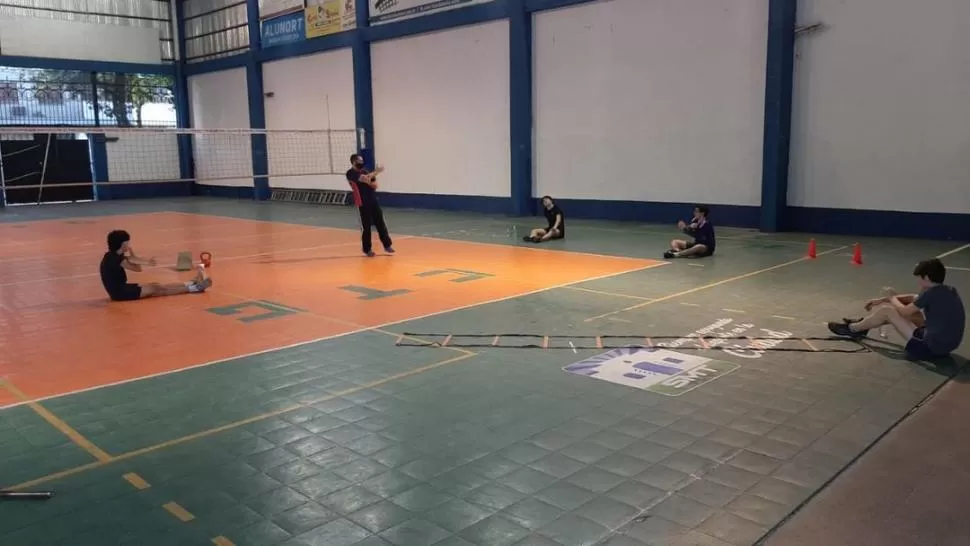 EL PRESENTE. Díaz, técnico de Tucumán de Gimnasia, supervisa uno de los primeros entrenamientos físicos en el club. prensa monteros voley - tuc. de gimansia 