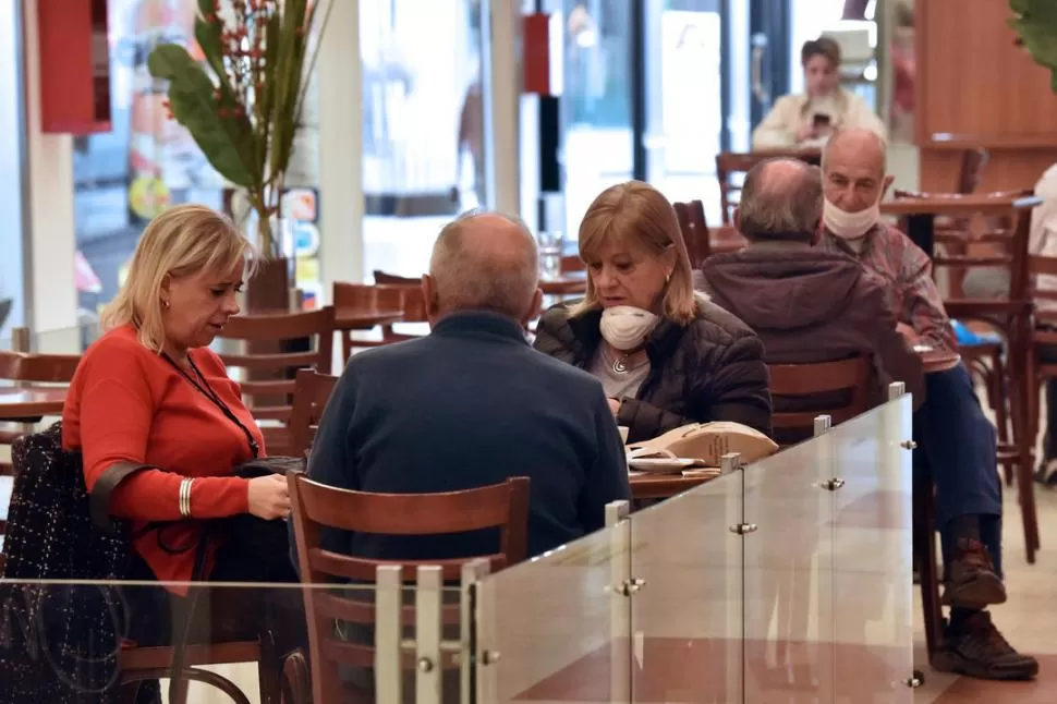 FLEXIBILIZACIÓN. Desde Salud recomiendan no habilitar nuevas actividades por el aumento de casos en el país. la gaceta / foto de Inés Quinteros Orio