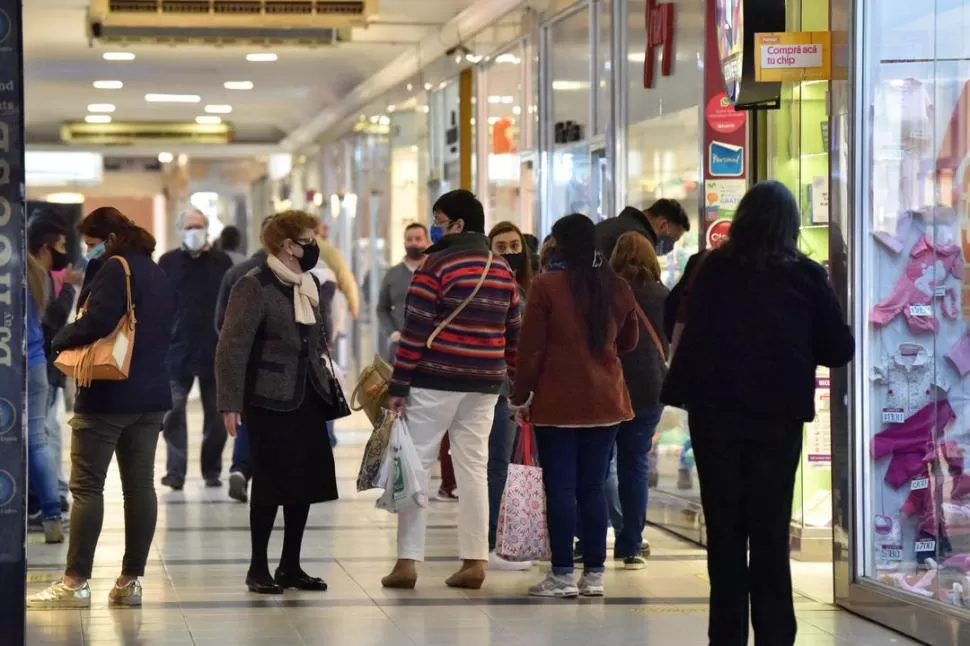 EN ACTIVIDAD. El comercio podría verse obligado a cerrar sus puertas si se detecta circulación viral en Tucumán. la gaceta / foto de Inés Quinteros Orio