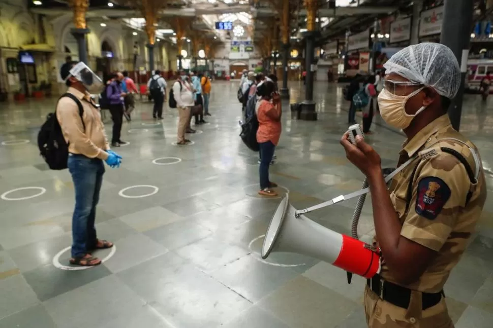 DISTANCIADOS. En una estación de trenes de Bombay, en la India, imponen medidas para evitar contagios.  Reuters
