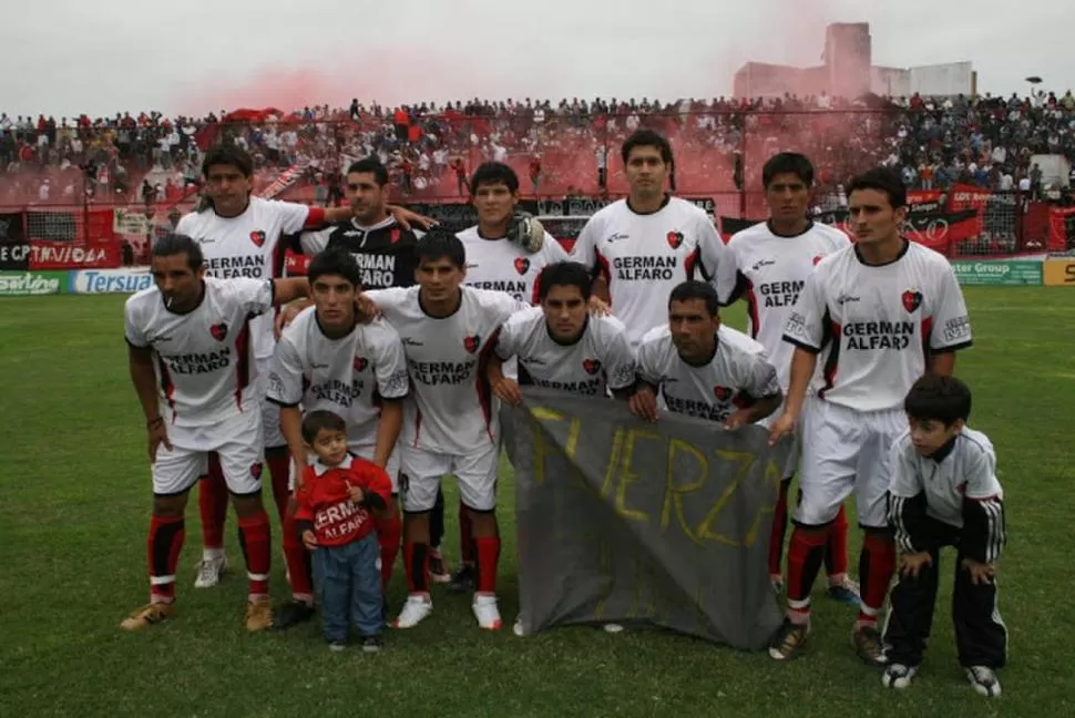 ORGULLO. En la foto, uno de los equipos que consiguió entrar en la historia de los “Villeros”.  