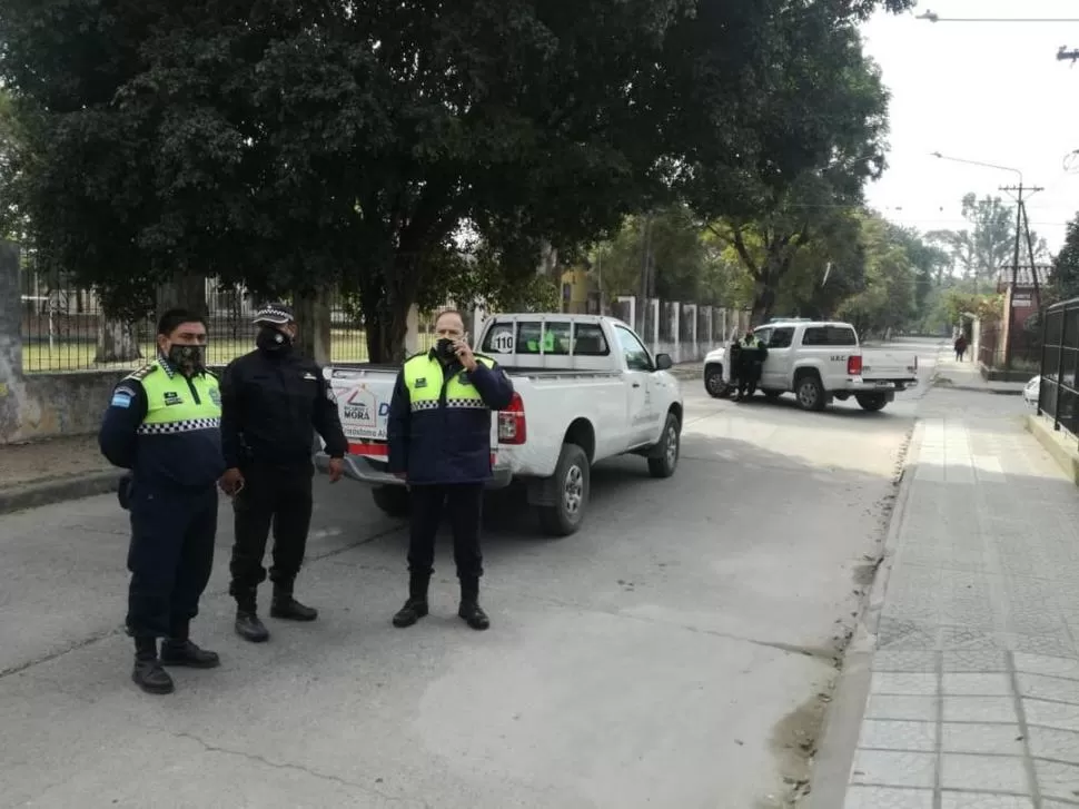 OPERATIVO. Los jefes de la seccional 3ª, junto con el titular de la Regional Capital, previo al traslado de los vehículos.  