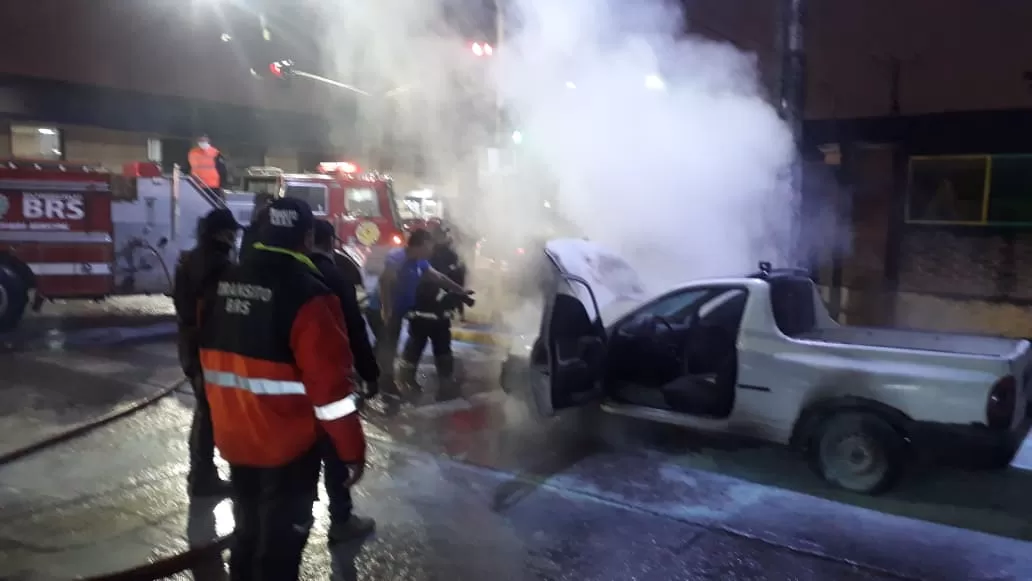 Dejó la camioneta en la calle ¡y se prendió fuego!